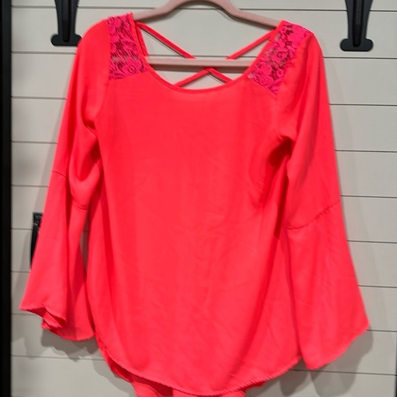Gorgeous top with bell flowy sleeves and lace detailing. Size medium. Pit 18.5” - Picture 1 of 4